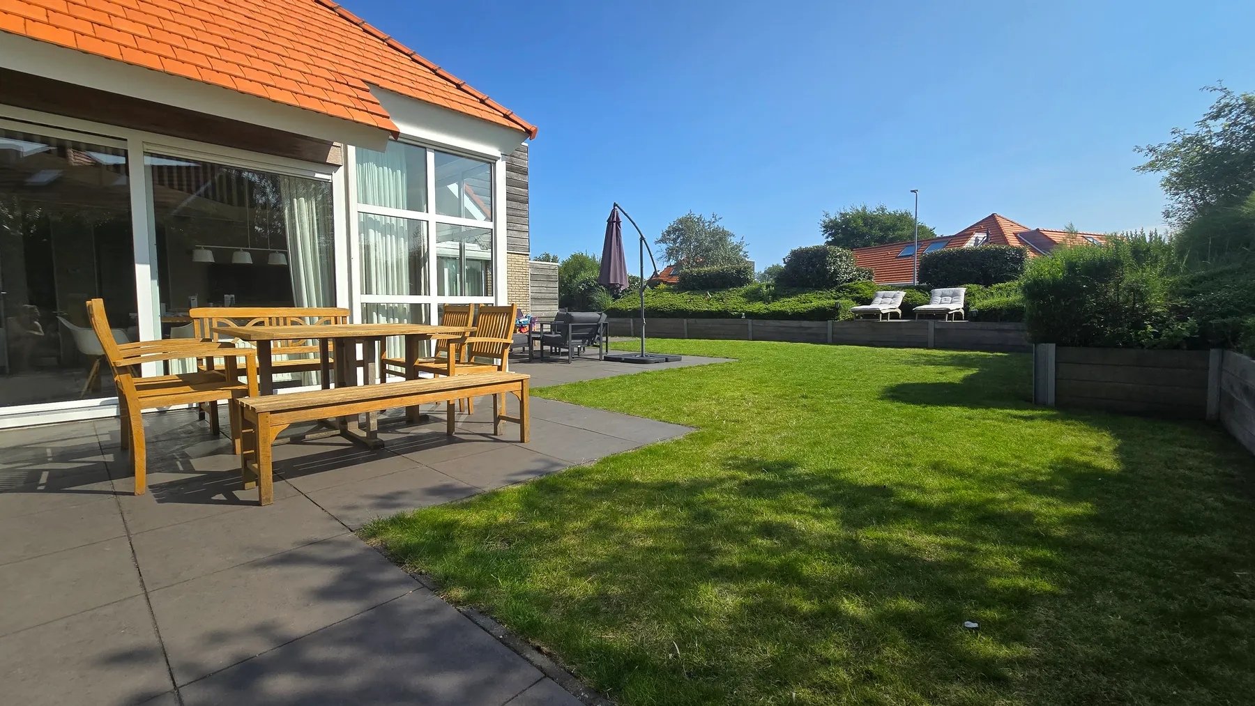 Garten und Terrasse an der Längsseite