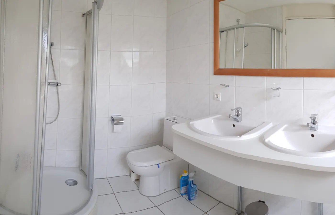 Bad mit doppeltem Waschbecken