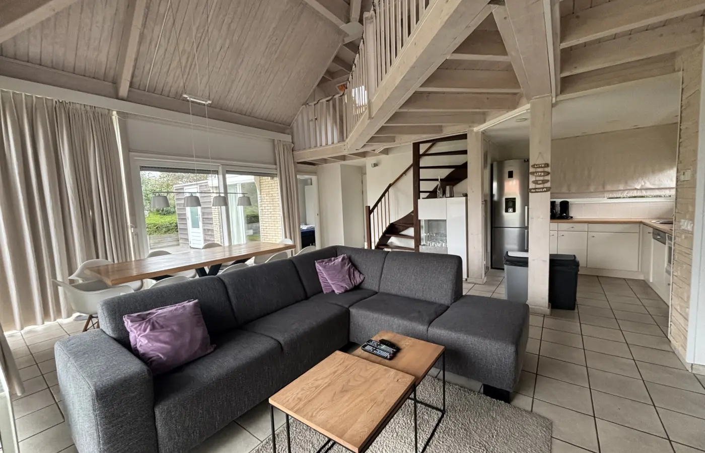 Wohnzimmer mit offener Küche
